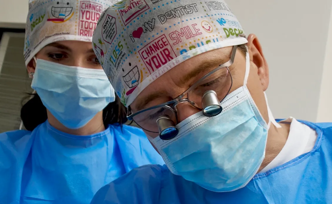Präzise Arbeit mit Dentalloupen während eines Eingriffs